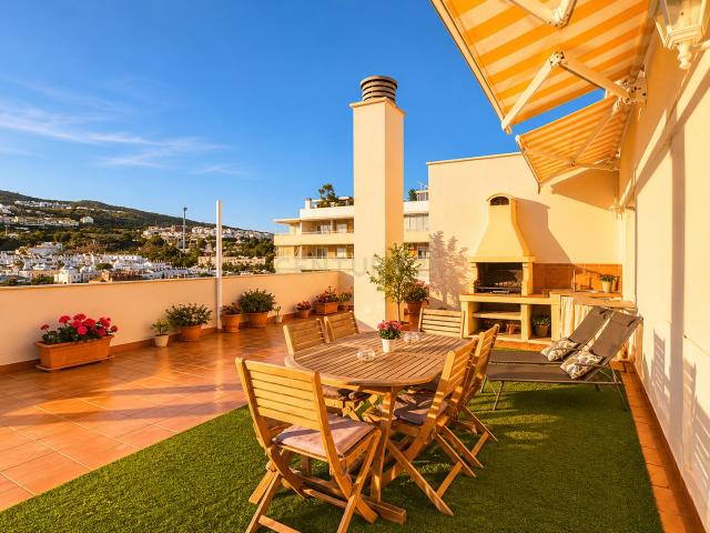 Ático moderno en Benalmádena con vistas panorámicas. Disfruta de vistas al mar y montaña, 365 días al año!