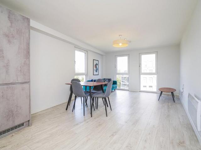 Atkinson Street 2 bed flat to rent £1,195 pcm £276 pw