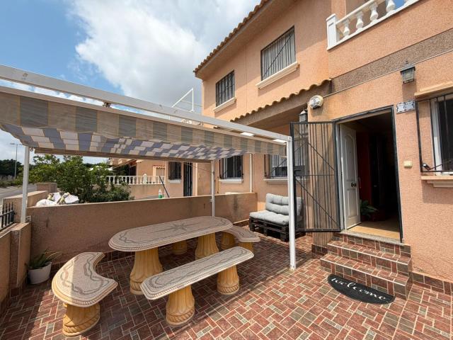 Atractivo chalet adosado en alquiler a largo plazo en Villamartín, Orihuela Costa
