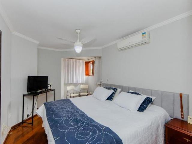Sensacional casa para venda em Conjunto Residencial Santa Terezinha com 4 quartos, sendo 1 suíte, 19