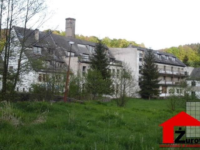 Atrakcyjny ośrodek 2000 m² w pięknej okolicy z potencjałem