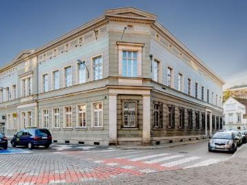 Atrakcyjny biurowiec z własnym parkingiem i historycznym charakterem