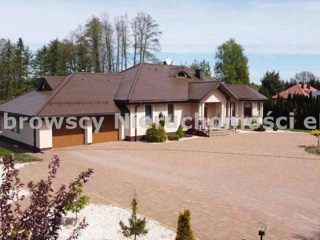 Atrakcyjny dom 252 m2 w Lewickiem z garażem i ogrodem
