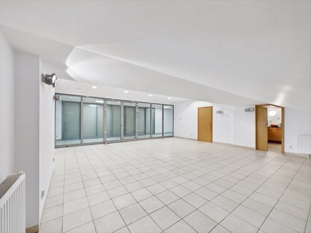 Wynajmę atrakcyjny lokal handlowo usługowy 47 m² w Warszawie
