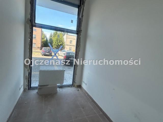 Atrakcyjny lokal usługowy 42 m2 z witrynami i parkingiem