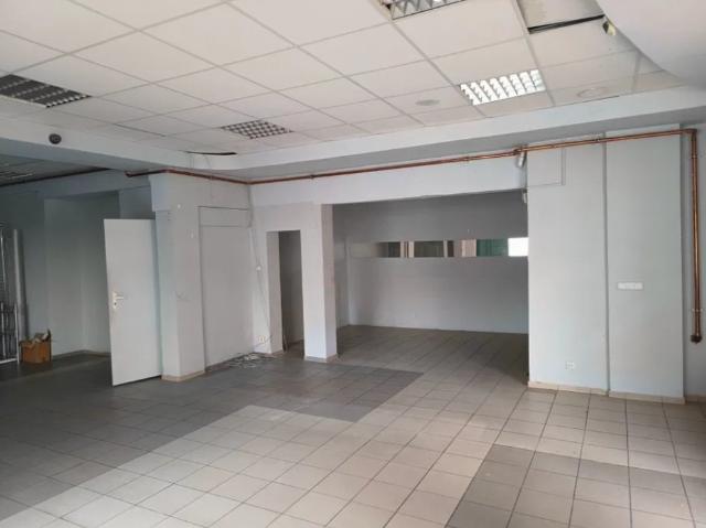 Atrakcyjny lokal 130 m2 z witrynami i parkingiem