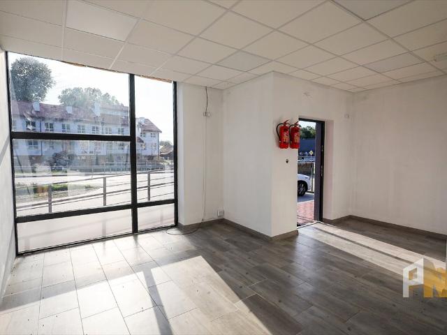 Atrakcyjny lokal 65 m² z dużymi witrynami i parkingiem