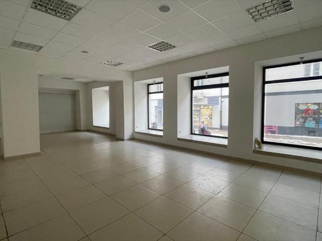 Atrakcyjny lokal 80 m2 w centrum Kielc z dużymi witrynami
