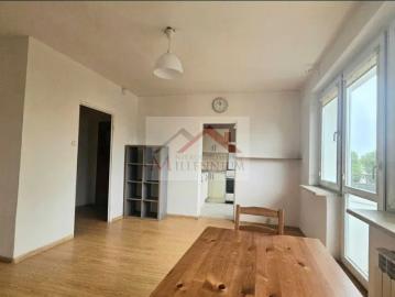 Atrakcyjna kawalerka z dużym potencjałem i balkonem