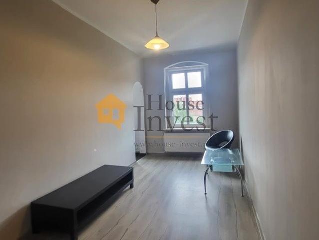 Do sprzedania jasne 27,36 m² mieszkanie z potencjałem w Legnicy