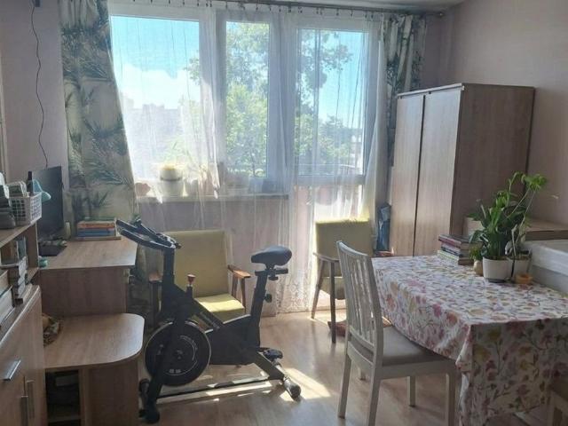 Sprzedam przestronne 2 pokojowe mieszkanie z balkonem i piwnicą