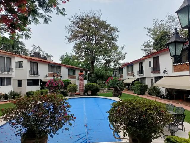 Atras de Casa de piedra, muy céntrica casa en condominio arbolado con alberca