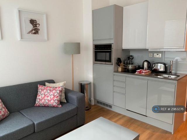 Atria House, Slough, SL1 1 bed flat to rent £1,100 pcm £254 pw