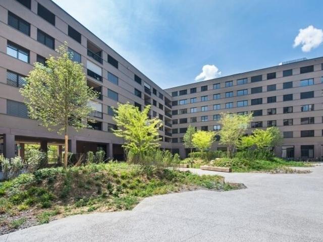 Atrium apartment in urban center