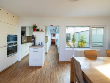 Atriumreihenhaus mit Wow Effekt – stilvoll wohnen mit 51 m² Außenfläche