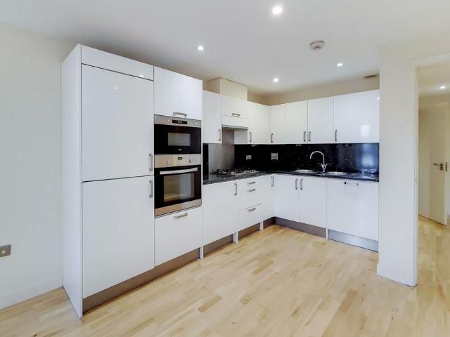 Attenborough Court, Bushey, Watford. 1 bed flat to rent £1,495 pcm £345 pw