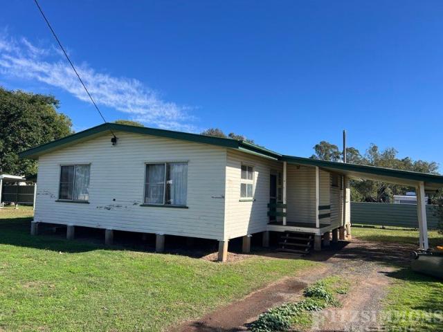 ATTENTION ALL INVESTORS! 4 FLATS FOR SALE POTENTIAL HERE!