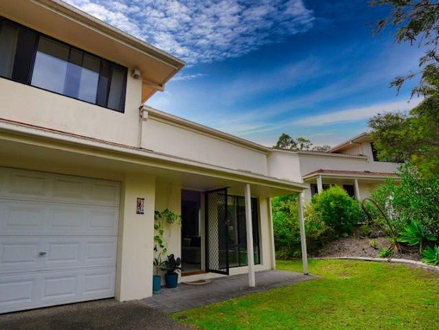 ATTENTION FIRST HOME BUYERS, DOWNSIZERS & INVESTORS! CENTRAL TO EVERYTHING STYLISH, PRIVATE & MOVE IN READY WHERE THE LIVING IS EASY!