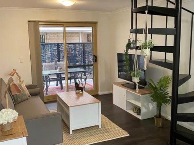 ATTENTION INVESTORS: MULTI LEVEL APARTMENT FOR EXCLUSIVE COASTAL LIVING