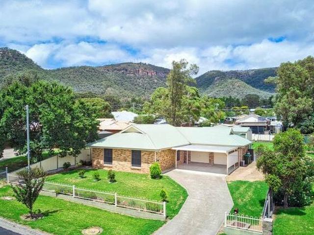Attention retirees or young family single level living at its best