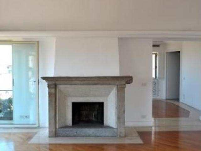 Attic Trevi: Beautiful 3 bedroom top floor two level penthouse with Panoramic terrace. Living, fireplace, 3 bedrooms, large kitchen, separate dining, silent, bright, views. Ref 645