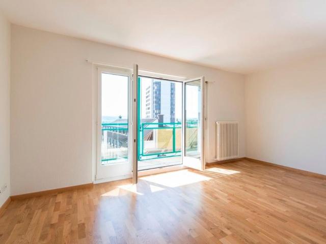 Attic apartment on the 10th floor – high up there. Live without a deposit
