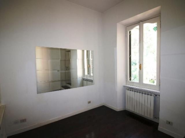 Attic Parioli: Located in quiet palazzo d’epoca not far from Piazza del Popolo. Modern 4 Bedroom, 3 bath, spacious living dining, bright and silent. Fireplace, air conditioning, parquet floors, large panoramic terrace. Ref 1972
