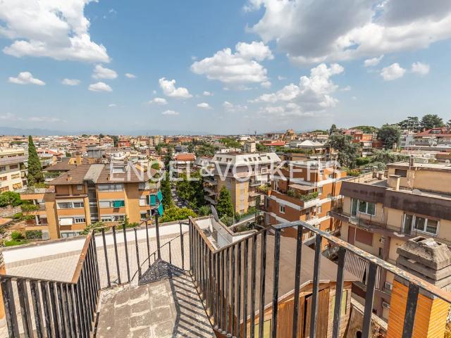 Attico con terrazze panoramiche e quadrupla esposizione