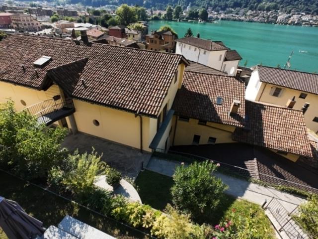 Attico con Vista Lago Spettacolare, Giardino Privato con pergolato, Panorama & Standing Superiore
