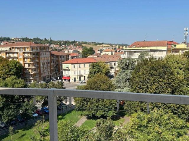 Attico di prestigio di 278 mq in vendita Viale Montebello, 1, Casale Monferrato, Piemonte