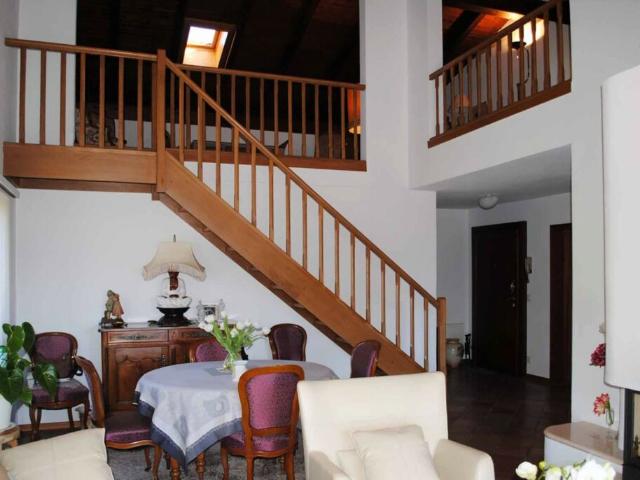 ATTICO DUPLEX MANSARDATO 5.5 LOCALI CON PISCINA A COMANO