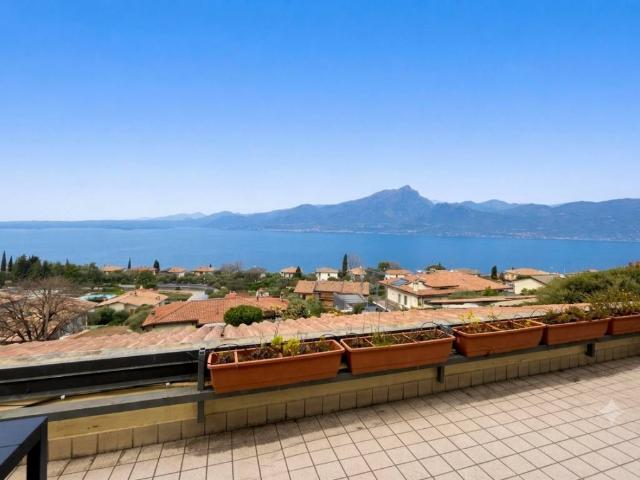 Attico / Mansarda in affitto a Torri del Benaco VR