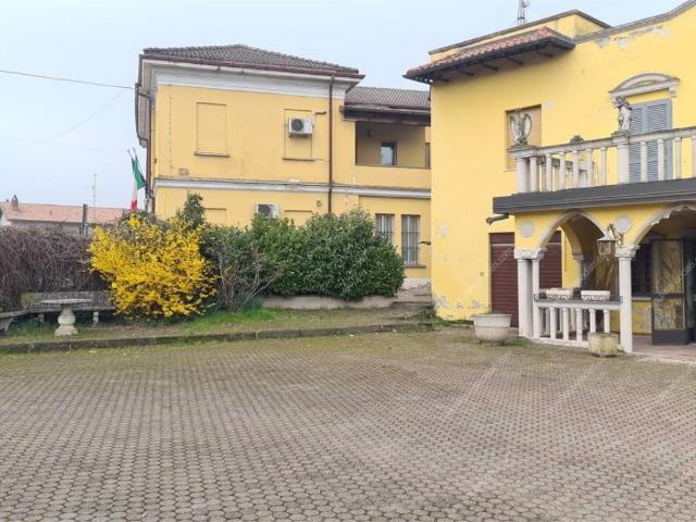 Attico / Mansarda in affitto a Vernate MI