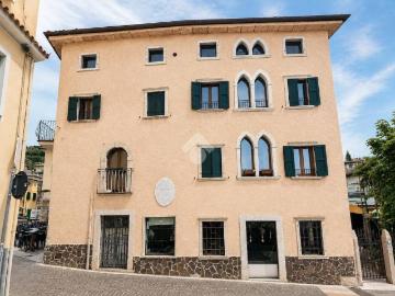 Attico / Mansarda in vendita a Torri del Benaco VR