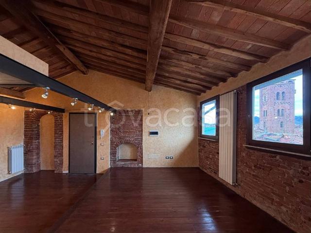 Attico/mansarda in vendita a Lucca via Santa Croce, Piazza Anfiteatro Torre Guinigi