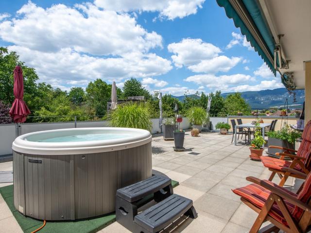 Attikawohnung mit traumhafter Terrasse, Lift und Jurablick