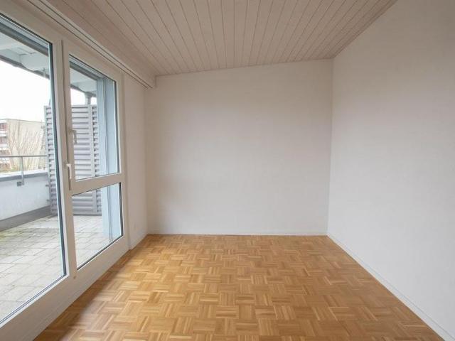 Attikawohnung mit Cheminée, grosser Terrasse + eigener Waschküche