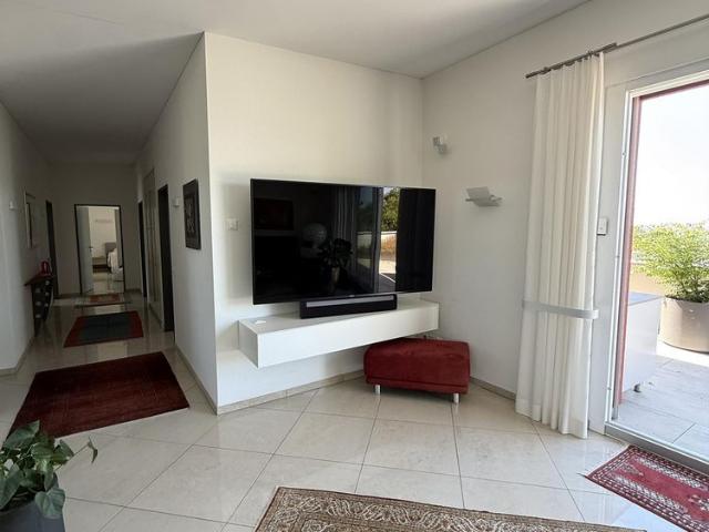 Attika: 4.5 Zi 145 m² Wohnfläche, 150 m² Dachterrasse mit Jacuzzi
