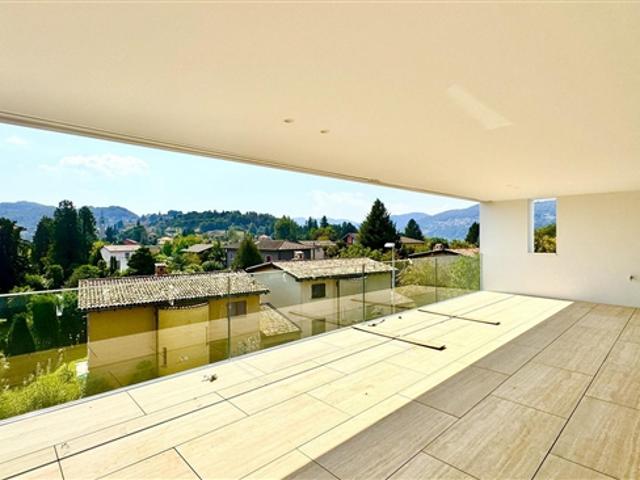 ATTIKA in Neue hohe Residenz mit nur 4 Wohnungen in einer ruhigen und sonnigen Gegend mit freiem Blick auf die Berge