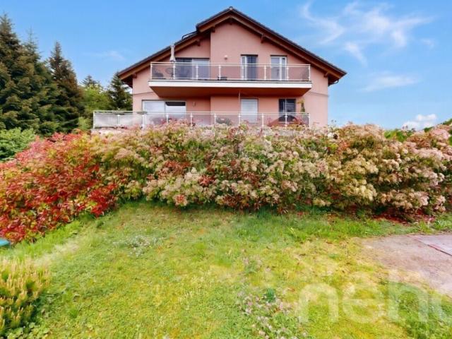 Attique contemporain traversant avec grand balcon et vue dégagée