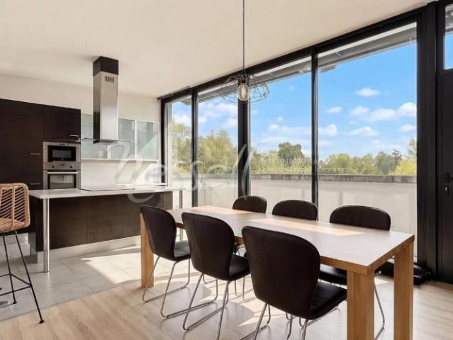 Attique contemporain de 5 pièces avec grande terrasse à proximité du C
