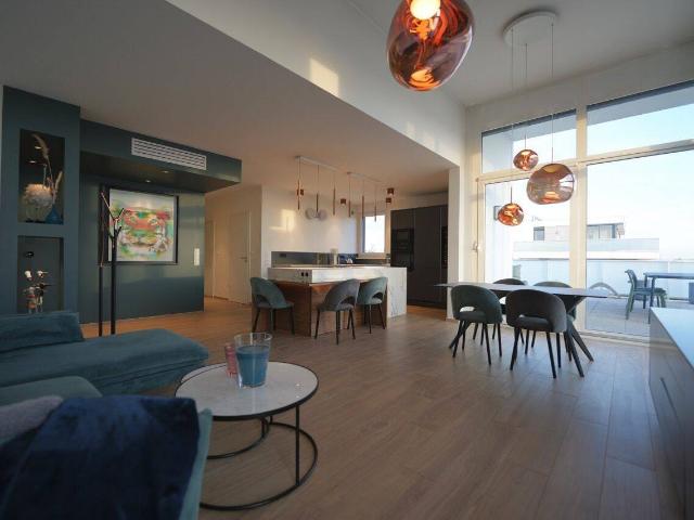 Attique d’exception 3P de 82 m² – Terrasse 60 m² – Vue Vosges & Forêt Noire – Double garage Rare à la location