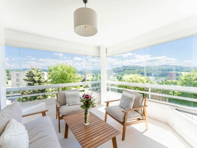 Attique 4,5 pièces rénové avec grande terrasse Luminosité, cachet et confort !