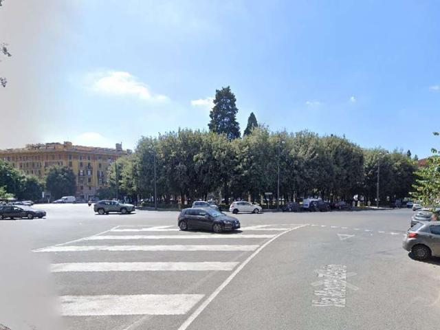 Stabile/Palazzo con terrazzo in viale giulio cesare, Roma