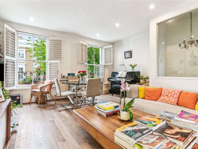 Attractive maisonette at Clarendon Cross