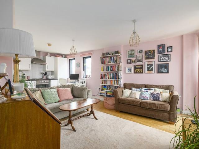 Attractive one bed flat to let in London, E15 1PD