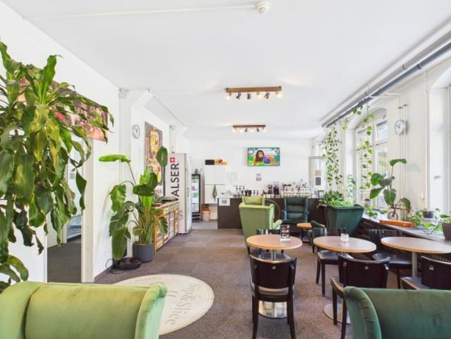 Attractive Café salon mit Blick auf den MFO Park Zürich Oerlikon