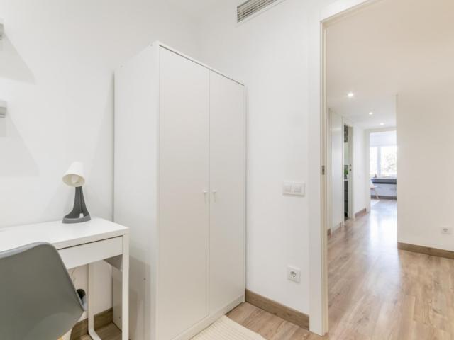 Attractive double bedroom near Jardins de la Maternitat