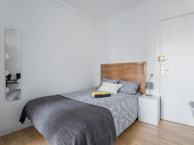 Attractive double bedroom with a balcony, in El Born