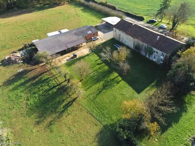 Attractive Ensemble Immobilier de Deux Maisons Sur 1,5 Hecta. 224m² Saint Sulpice de Ruffec